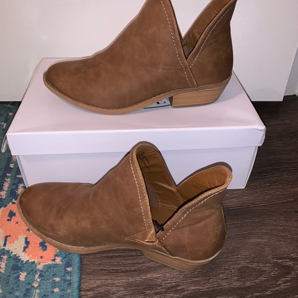 Super cute brown ankle boots!!